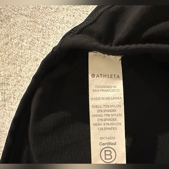 Athleta Black halter crop Top size large. Can add padding - Picture 2 of 4